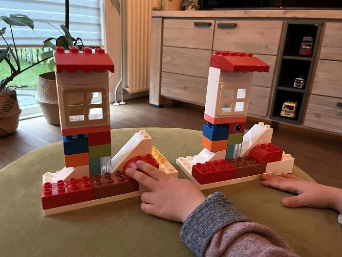 Idea para jugar: yo construyo algo con los duplo y mi hijo de 3 años tiene que intentar construir lo mismo. Luego nos cambiamos