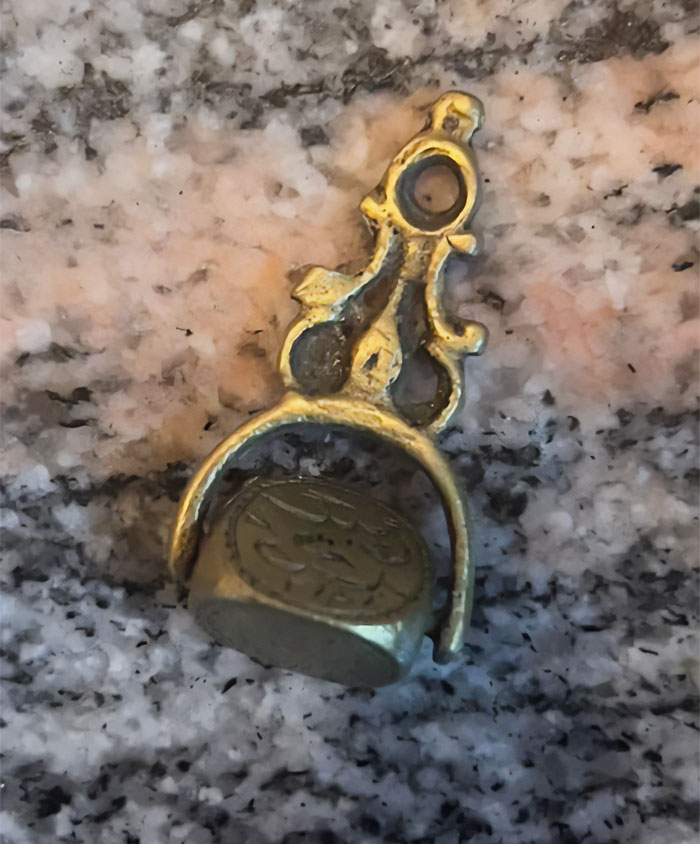 What Is This Gold Rotating Thing? It’s About 5-7cm In Length And Has What Seems Like Drawings On Each Side?