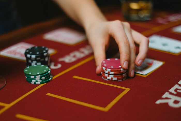 Poker Player Leaves Niece $700K Inheritance, Her Mom Demands She Give It To Her To “Sanitize”
