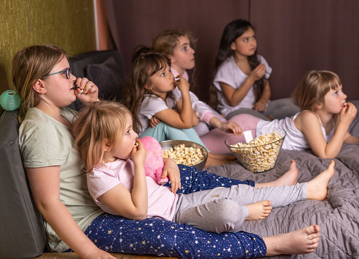 Mom Shares How She Manages Her Household With 6 Kids, Receives Backlash Online Mom Shares How She Manages Her Household With 6 Kids, Receives Backlash Online