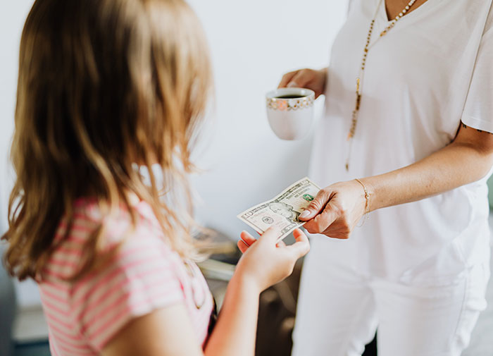 Mom Shares How She Manages Her Household With 6 Kids, Receives Backlash Online Mom Shares How She Manages Her Household With 6 Kids, Receives Backlash Online