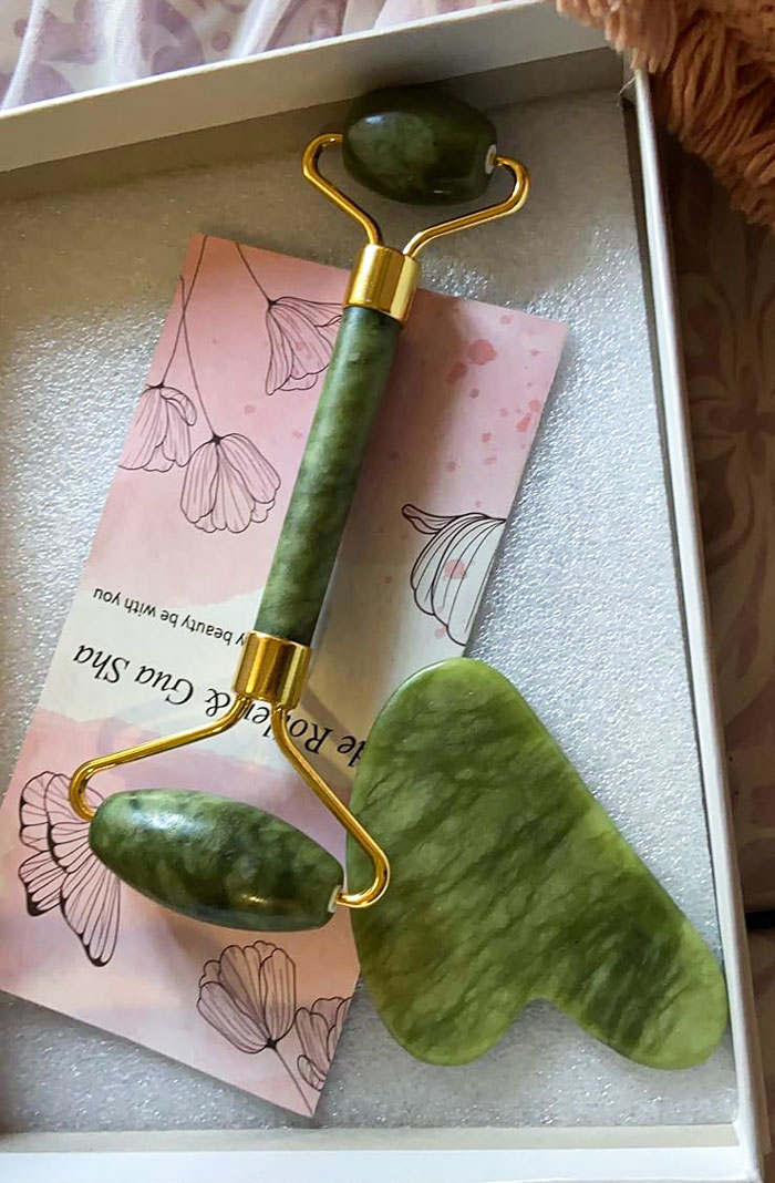 Revitalize Your Skin With The Gua Sha & Jade Roller Set – The Skincare Game-Changer For Puffiness Reduction And A Sculpted Jawline!
