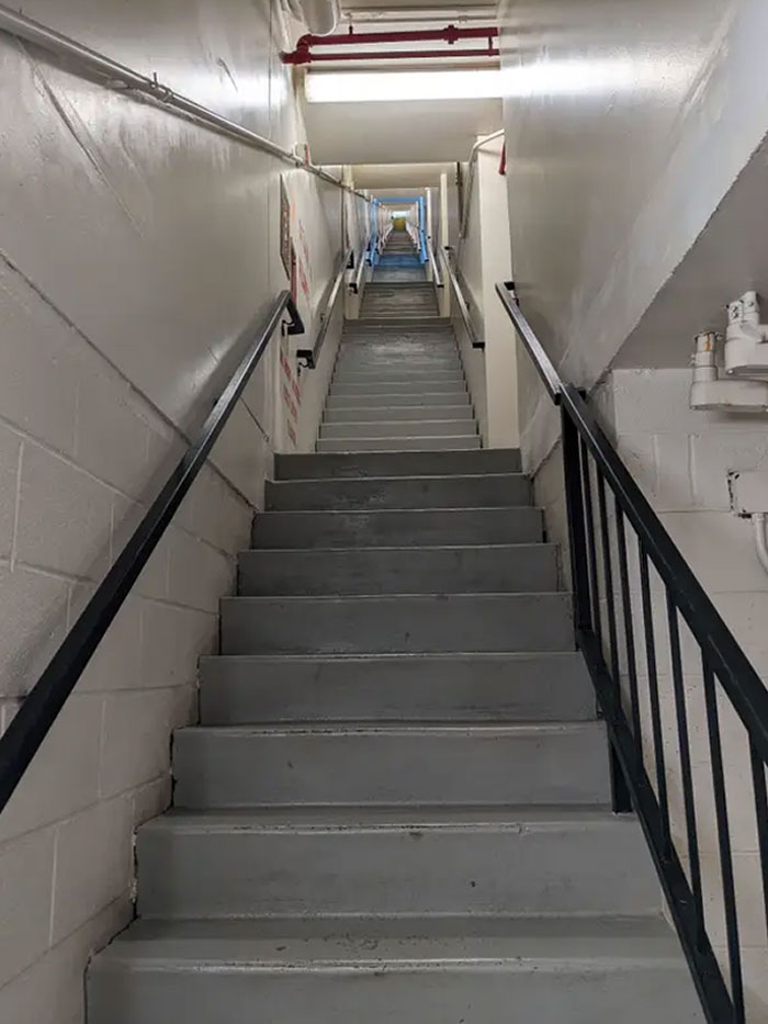 Esta escalera en un hotel subre 13 pisos sin giro alguno