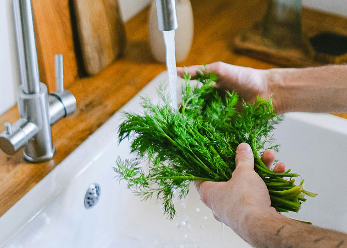 “You Can Just Eat It, Then”: Karen Eats Moldy Veggies After Refusing To Acknowledge A Worker “You Can Just Eat It, Then”: Karen Eats Moldy Veggies After Refusing To Acknowledge A Worker