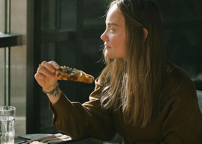 “You Can Just Eat It, Then”: Karen Eats Moldy Veggies After Refusing To Acknowledge A Worker “You Can Just Eat It, Then”: Karen Eats Moldy Veggies After Refusing To Acknowledge A Worker