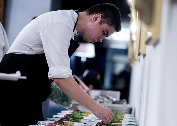 “You Can Just Eat It, Then”: Karen Eats Moldy Veggies After Refusing To Acknowledge A Worker “You Can Just Eat It, Then”: Karen Eats Moldy Veggies After Refusing To Acknowledge A Worker