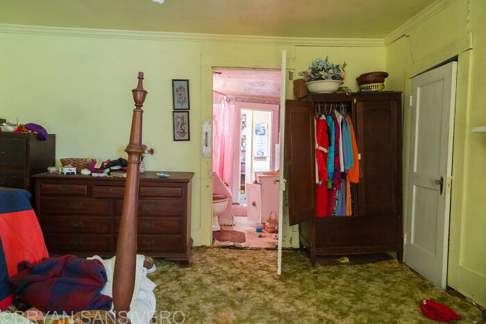 Forgotten Toys: My Photographic Journey Of An Abandoned 1960s House Packed With Childhood Memorabilia Forgotten Toys: My Photographic Journey Of An Abandoned 1960s House Packed With Childhood Memorabilia