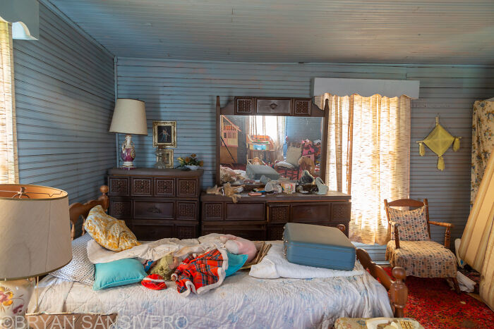 Forgotten Toys: My Photographic Journey Of An Abandoned 1960s House Packed With Childhood Memorabilia Forgotten Toys: My Photographic Journey Of An Abandoned 1960s House Packed With Childhood Memorabilia