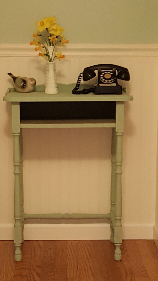 vintage-phone-stand-65e0b201172b8.jpg