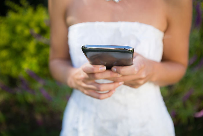 Bride Shames Her Cheating Fiancé In Front Of All The Guests By Reading His Texts