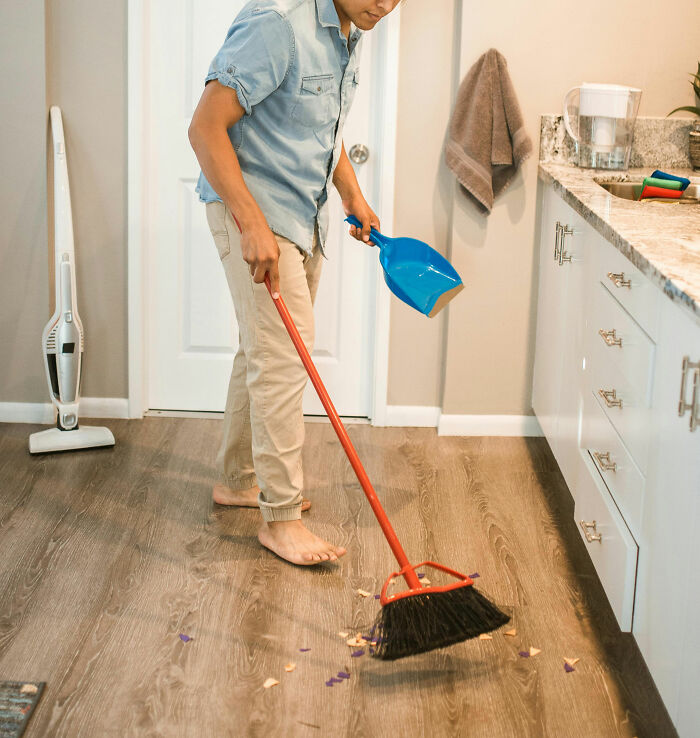 “Get In The Bin, You Absolute Child”: 30 Of The Worst Excuses Women Got From Men Over Chores