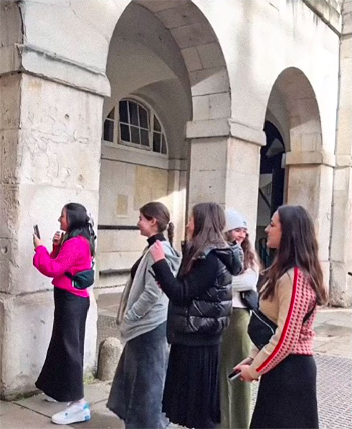 “He’s Got A Long Day”: Police Officer Berates American Tourists Who Can’t Stop Ridiculing King’s Guard “He’s Got A Long Day”: Police Officer Berates American Tourists Who Can’t Stop Ridiculing King’s Guard