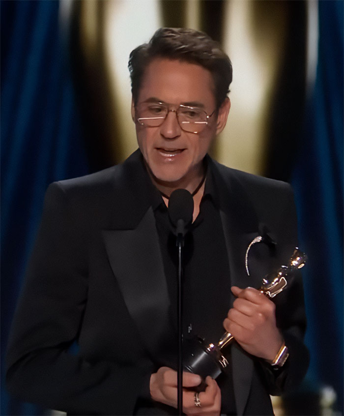 Fans Expose Photoshop Fail, Forcing Johnny Depp To Delete Picture Of Him And Robert Downey Jr. Fans Expose Photoshop Fail, Forcing Johnny Depp To Delete Picture Of Him And Robert Downey Jr.