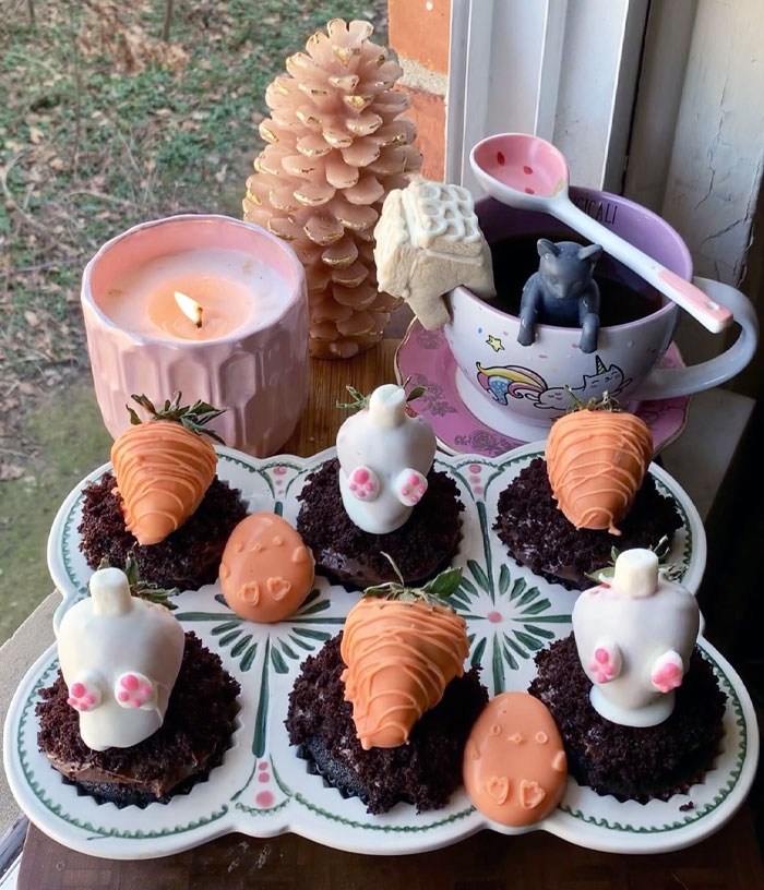 I Made Carrot And Bunny Butt Chocolate-Covered Strawberry Cupcakes