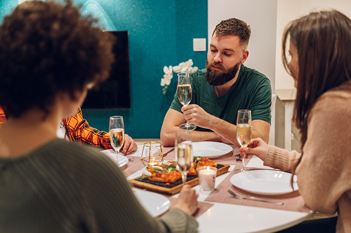 “Pass The Salad”: Silence Settles As Family Realize Woman’s BF Understood Their Insults Toward Him “Pass The Salad”: Silence Settles As Family Realize Woman’s BF Understood Their Insults Toward Him