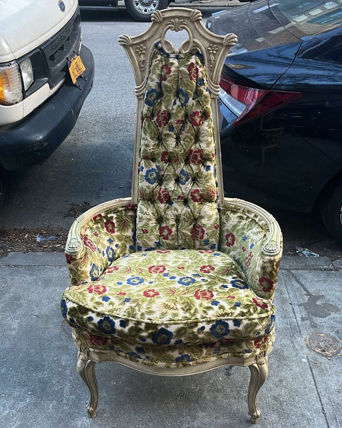 Calling All My Kings And Queens. Very Majestic Chair In Greenpoint, On Dupont Between Manhattan And Franklin