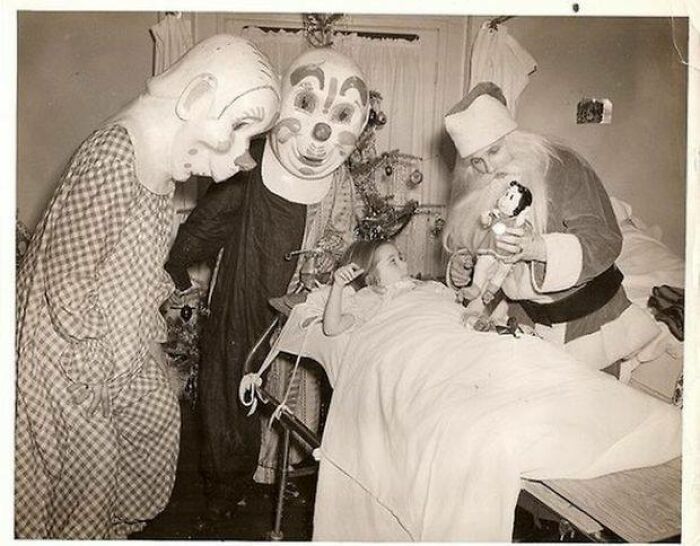Papá Noel y 2 payasos visitando a los niños en los hospitales en los años 50