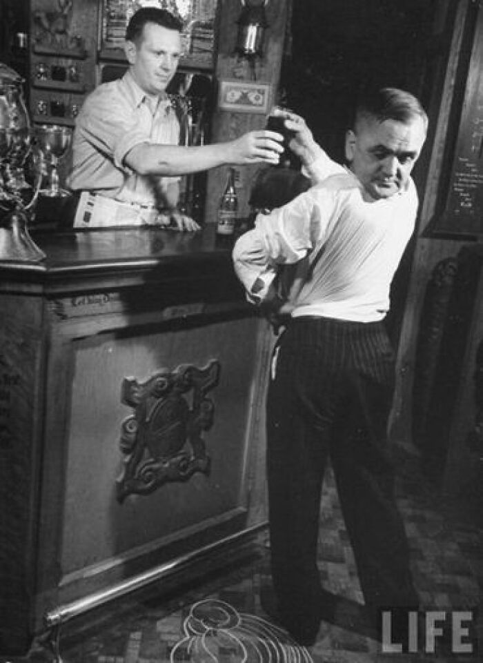 Martin Joe Laurello, el único hombre con cabeza reversible, en el espectáculo de fenómenos de Coney Island, 1938