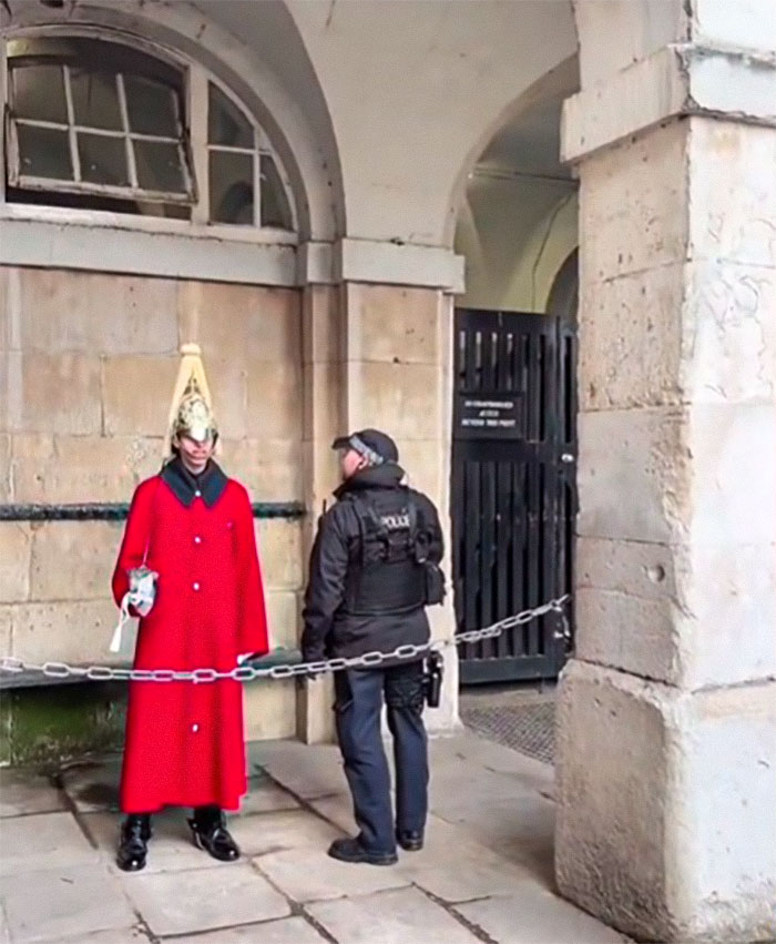 “He’s Got A Long Day”: Police Officer Berates American Tourists Who Can’t Stop Ridiculing King’s Guard “He’s Got A Long Day”: Police Officer Berates American Tourists Who Can’t Stop Ridiculing King’s Guard