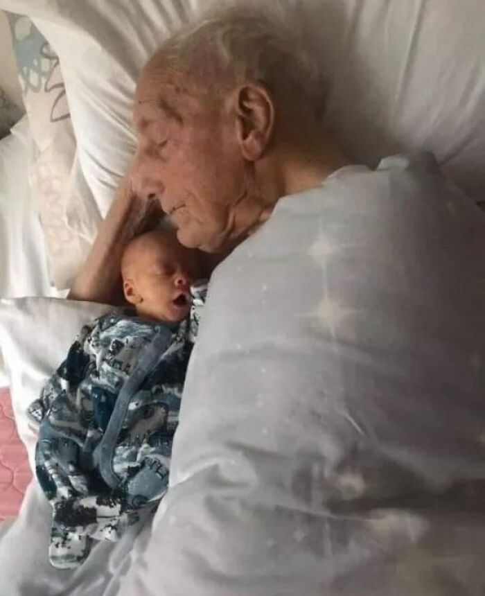 Hunter, de 5 semanas, echando una siesta junto a su tatarabuelo de 104 años Charles