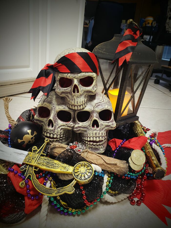 Pirate Centerpiece With Battery Operated Lantern And Special Effect Skulls That Glows Red And Billows Cold Steam