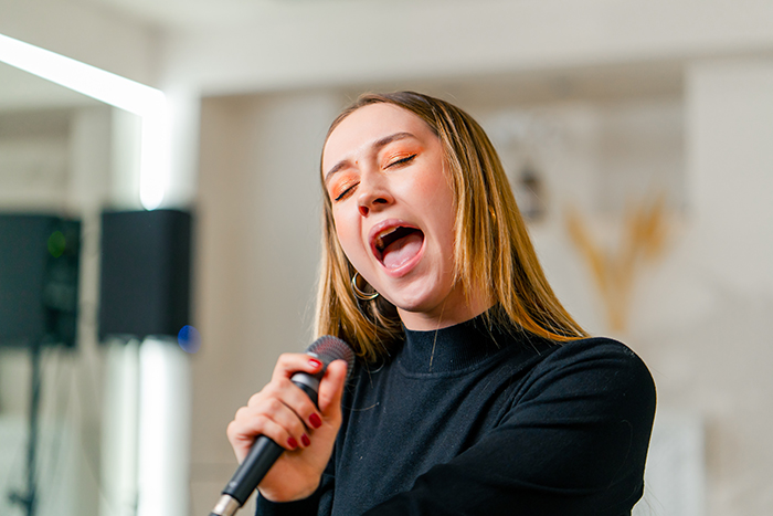 Teenager Thinks She's Going To Be A Famous Singer, Mom Gives Her A Reality Check Teenager Thinks She's Going To Be A Famous Singer, Mom Gives Her A Reality Check