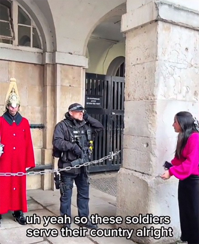 “He’s Got A Long Day”: Police Officer Berates American Tourists Who Can’t Stop Ridiculing King’s Guard
