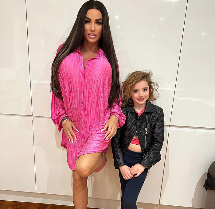 Model Bewilders People After Bringing High-Heel-Wearing 9-Year-Old Daughter To “Boozy Brunch”