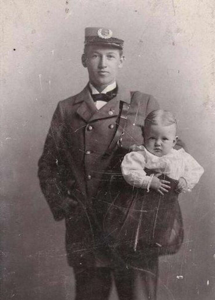 Cartero con un bebé en la mochila de reparto, cuando era posible y legal enviar niños por correo en EEUU, 1913