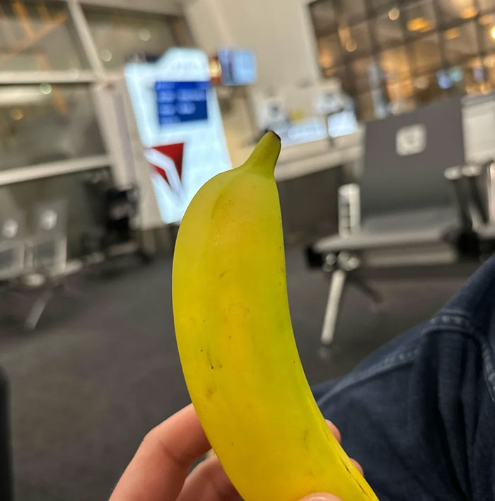 After Delta Agent Scolds Passenger For Taking A Banana, Others Launch Hilarious Mass Protest After Delta Agent Scolds Passenger For Taking A Banana, Others Launch Hilarious Mass Protest
