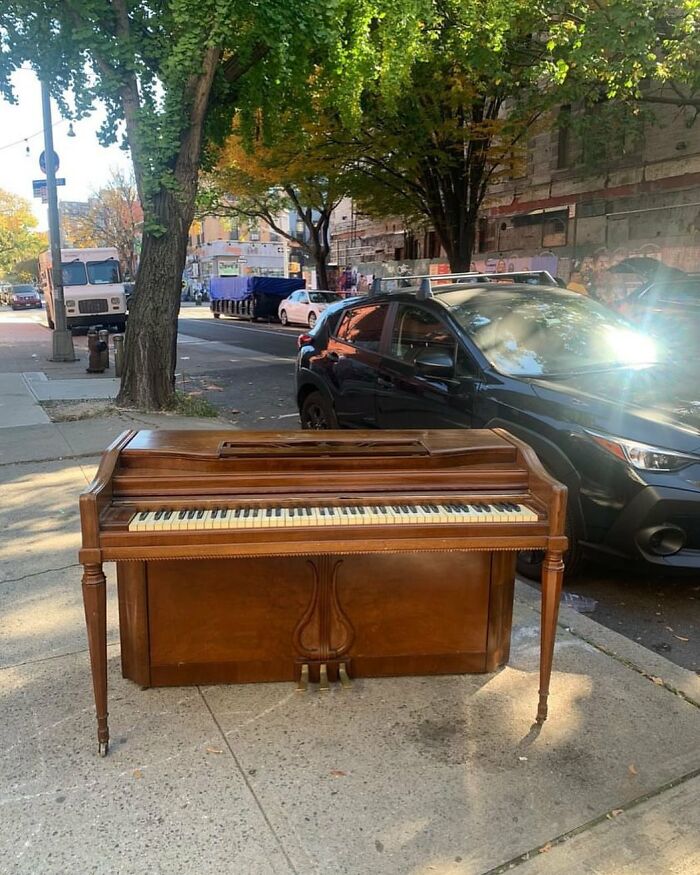 It’s A Perfect Day For A Stoop Concert!! 1297 Bergen. A Wurlitzer With Actual Ivory And Wood Keys