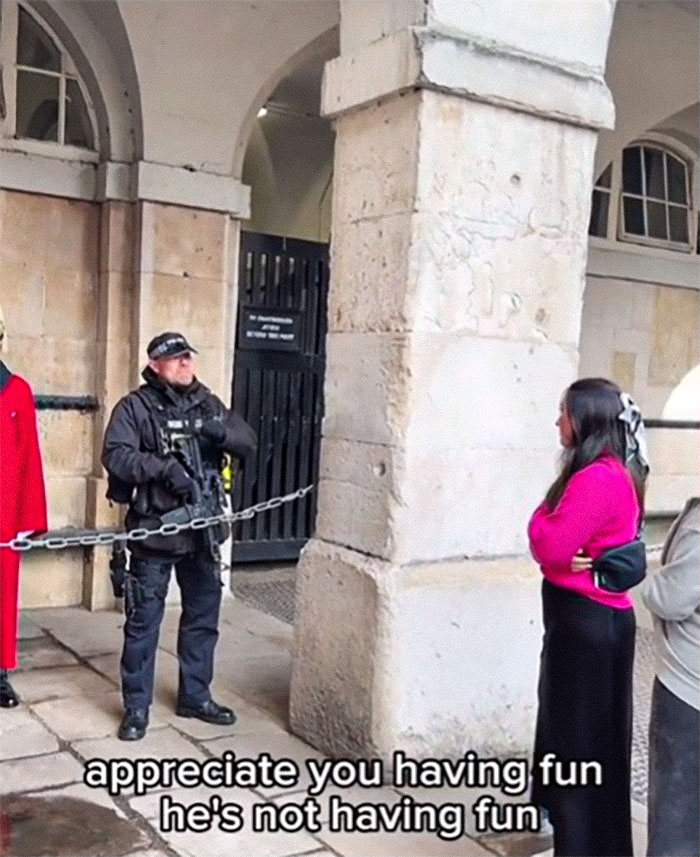 “He’s Got A Long Day”: Police Officer Berates American Tourists Who Can’t Stop Ridiculing King’s Guard “He’s Got A Long Day”: Police Officer Berates American Tourists Who Can’t Stop Ridiculing King’s Guard