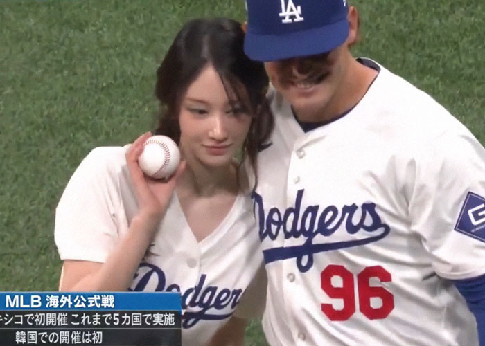 Dodgers Baseball Players Left Smitten Over Korean Actress’ First Pitch At A Game In Seoul