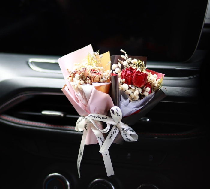 Bloom Where You Drive: A Natural Dried Roses Vent Clip That Freshens Up Your Car