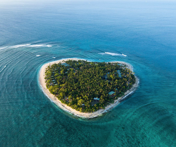 Huge Wave Caused By A Storm Attracted Surfers In Different Parts Of The World To Ride It Together Huge Wave Caused By A Storm Attracted Surfers In Different Parts Of The World To Ride It Together