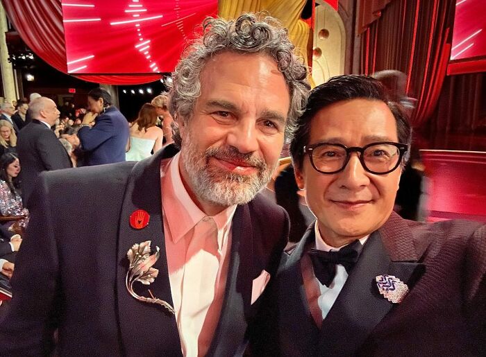 Ke Huy Quan Goes On Epic Selfie Spree With The Big Stars At Oscars 2024 Ke Huy Quan Goes On Epic Selfie Spree With The Big Stars At Oscars 2024