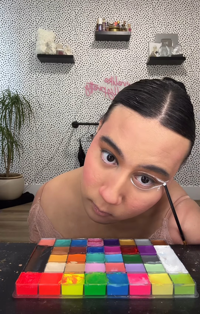 People Are Amazed By Limbless Makeup Influencer Who Creates Stunning Looks
