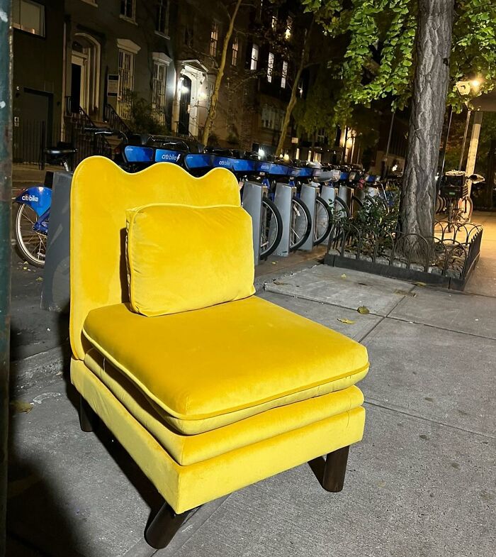 Cute Seat! West 15th And 7th In Manhattan 