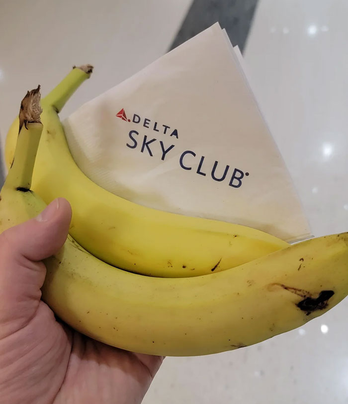 After Delta Agent Scolds Passenger For Taking A Banana, Others Launch Hilarious Mass Protest After Delta Agent Scolds Passenger For Taking A Banana, Others Launch Hilarious Mass Protest