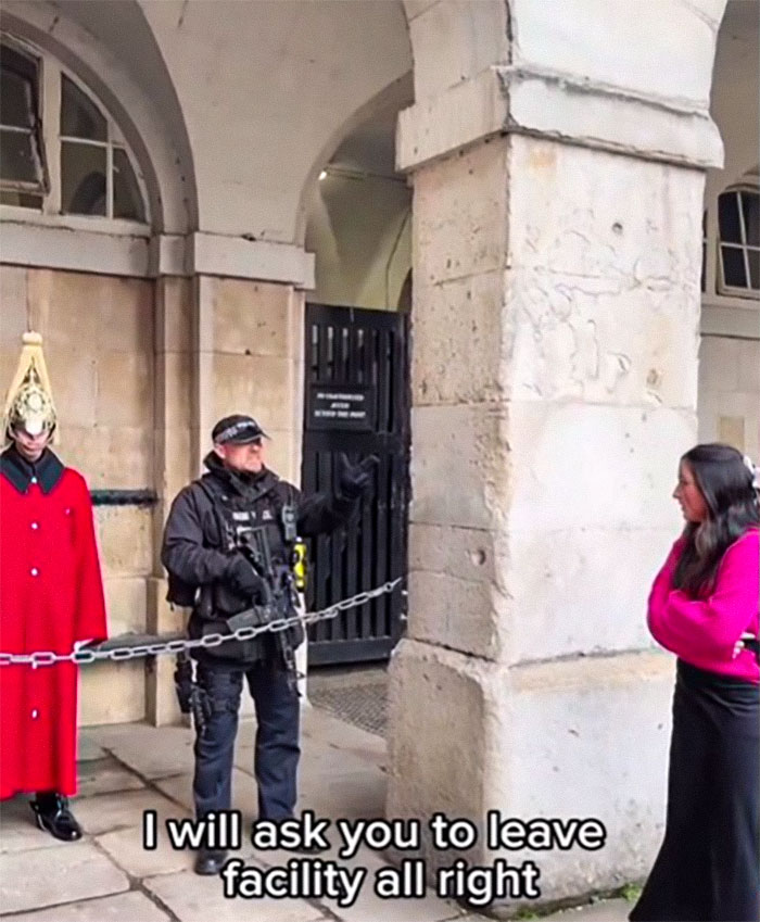 “He’s Got A Long Day”: Police Officer Berates American Tourists Who Can’t Stop Ridiculing King’s Guard