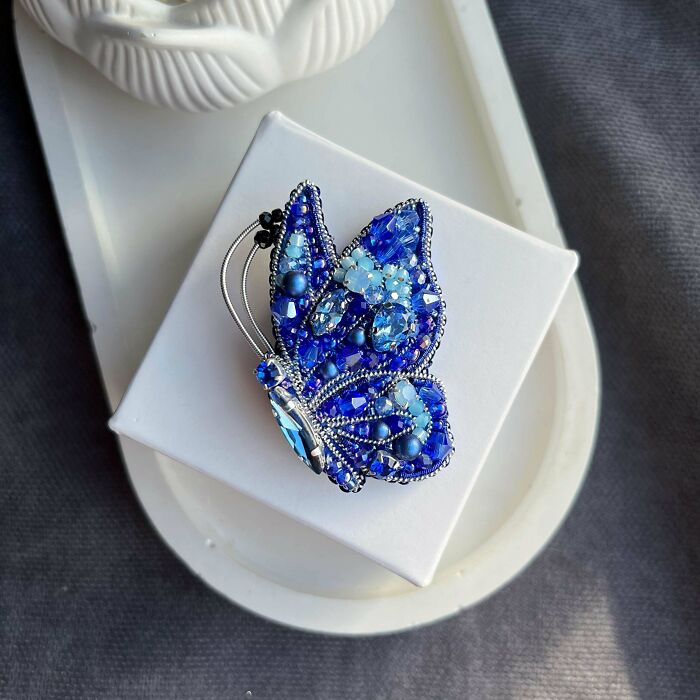 Broche de mariposa, he añadido toda la pedrería a mano