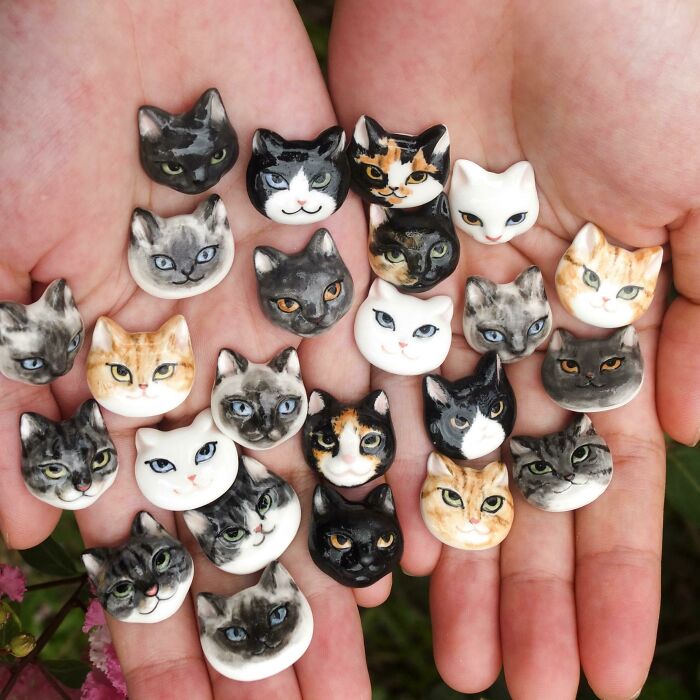 Caras de gatos que he hecho con cerámica. Se convertirán en imanes, pins y pendientes
