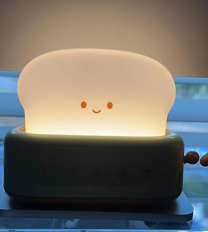 Toast To A Lit Workspace: Quirky Toaster Lamp That Lights Up Your Desk!