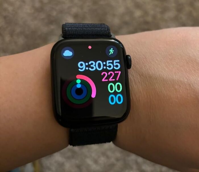 Stay Connected And Active With The Apple Watch SE Smartwatch: Your Companion For Fitness Tracking, Notifications, And Seamless Integration With Your Apple Devices!