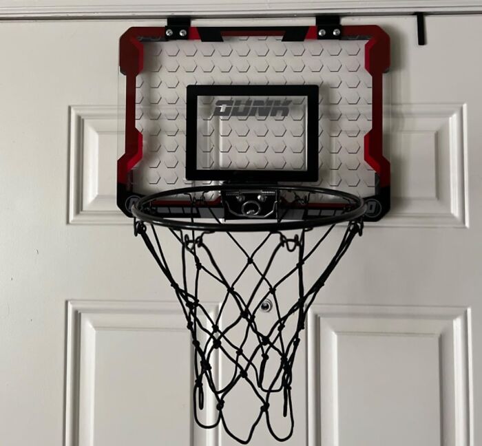 Basketball Day & Night: Temi's Over-The-Door Hoop With LED & Scoreboard !