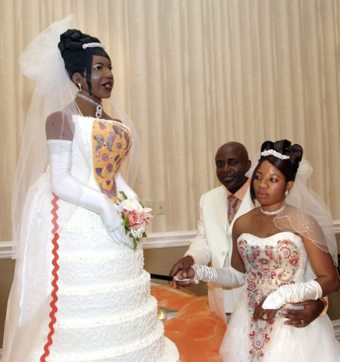 La tarta de boda tenía la forma de la novia a tamaño real