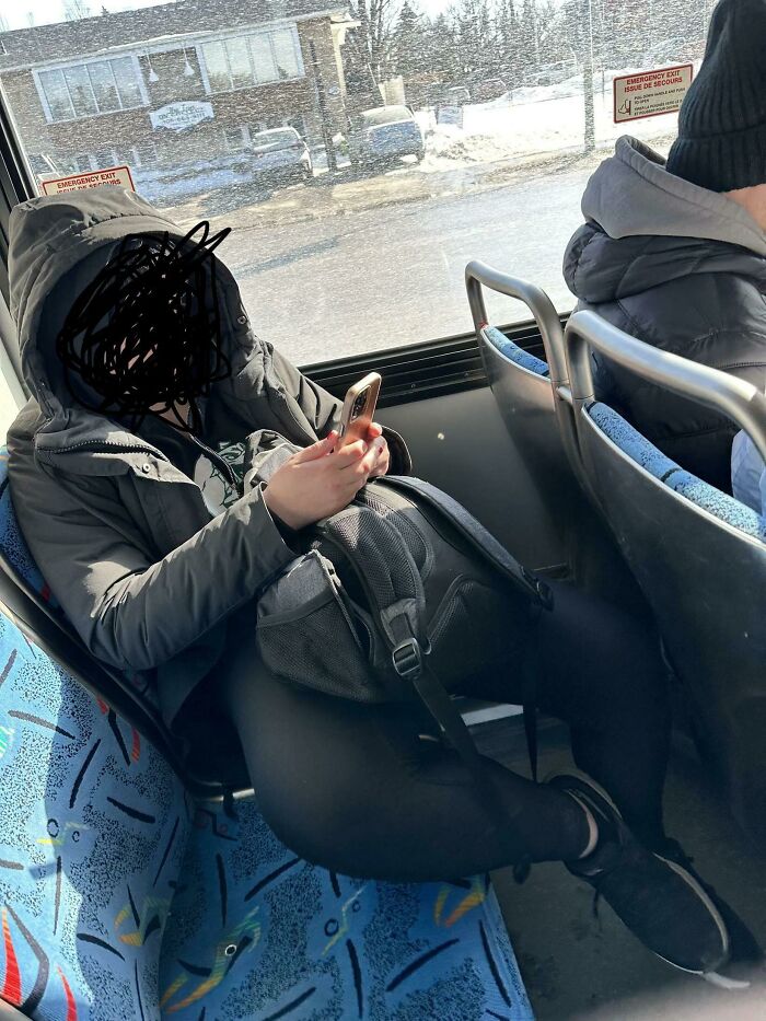 El autobús va lleno, la gente le ha pedido que deje el otro asiento libre y se niega porque no se siente segura con alguien sentado al lado