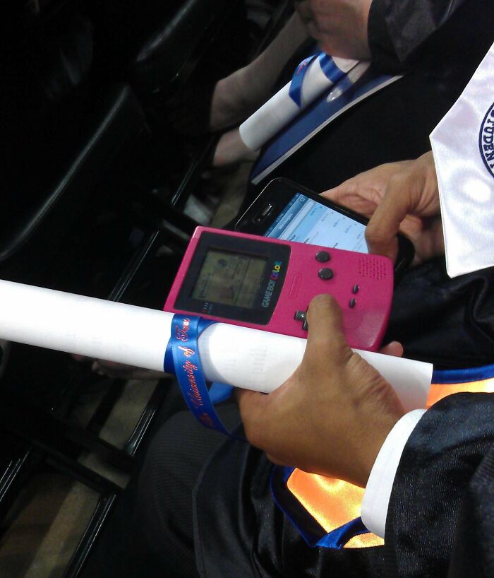 Today I Graduated From University. This Is How The Guy Sitting Next To Me Passed The Time During The Commencement Ceremony