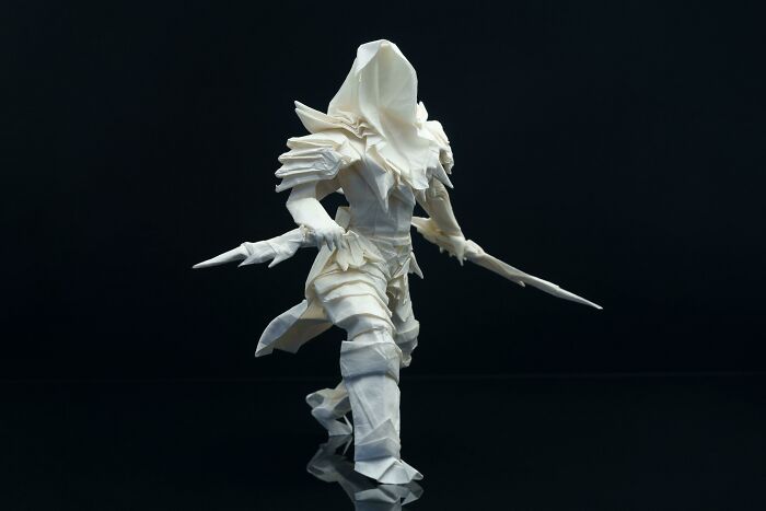 Figura de Assassin Creed hecha de origami por mi, solo con un papel cuadrado, sin cortar nada