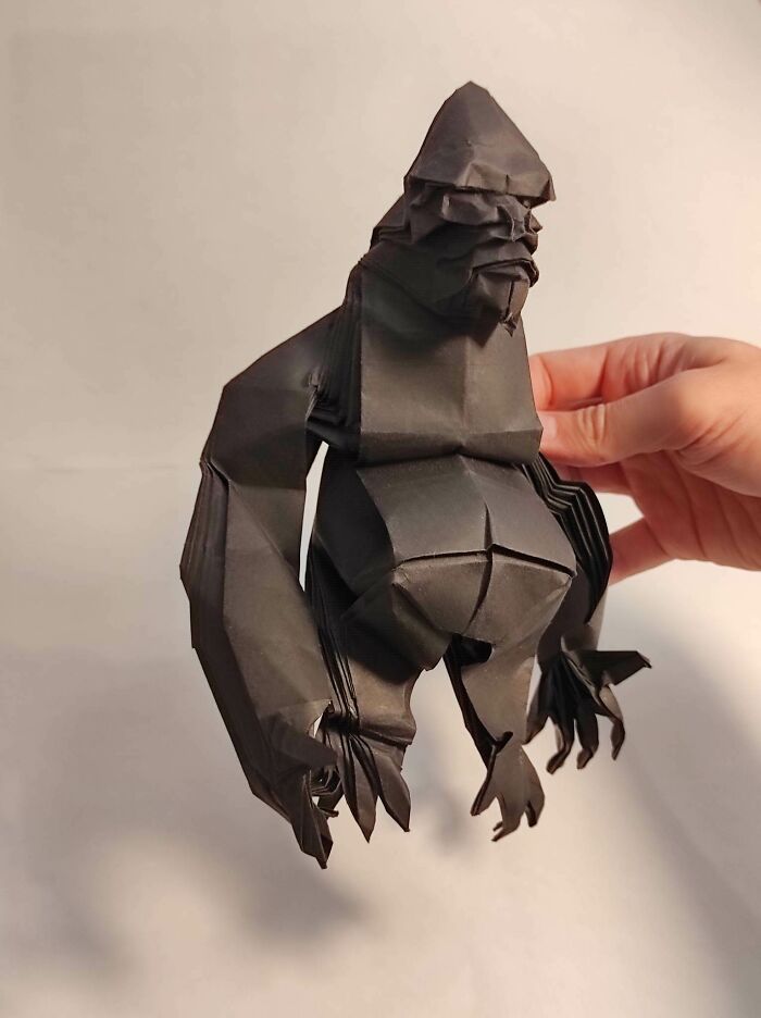 Gorila de origami hecho con una sola hoja de papel
